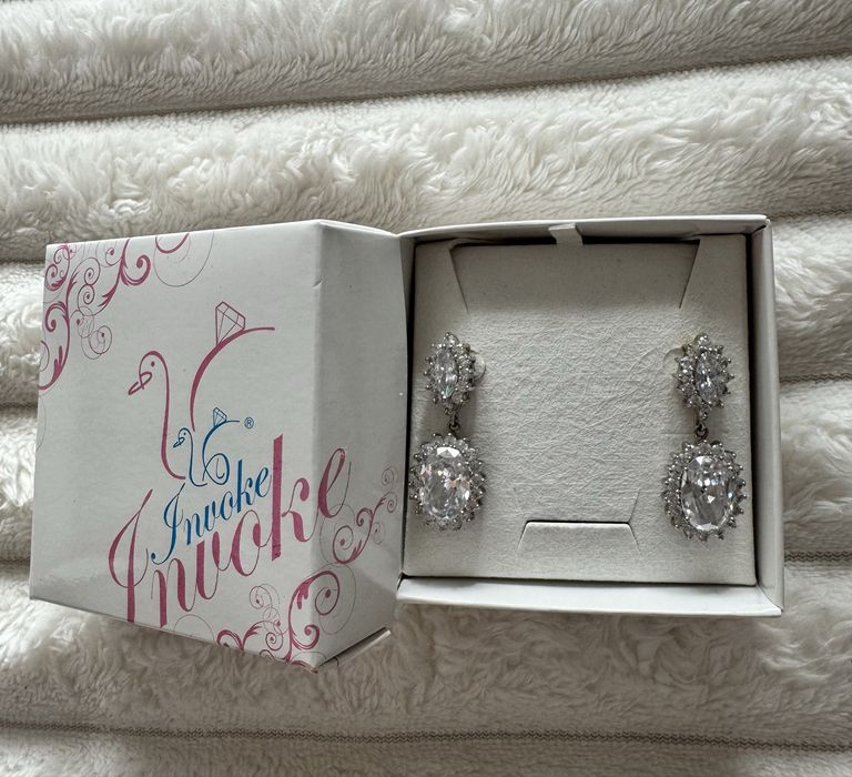 Гривна SWAROVSKI, обеци INVOKE, часовник GUESS