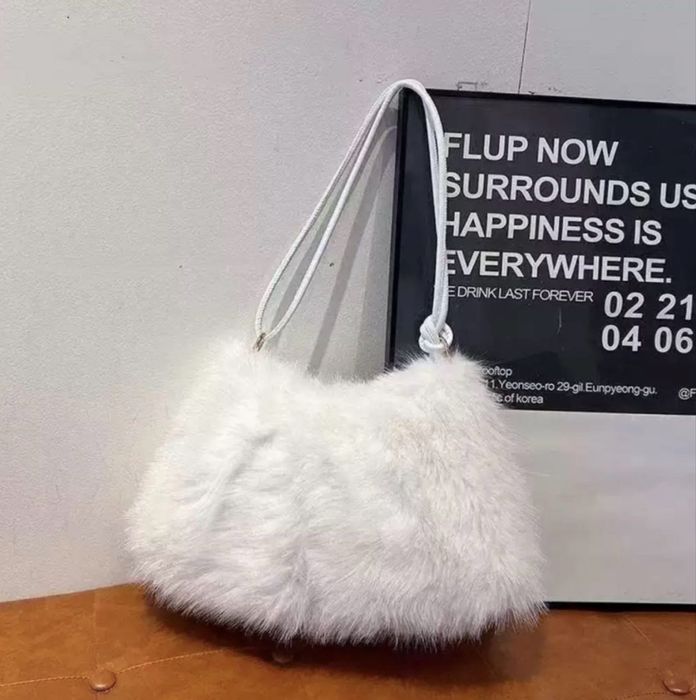 Стильная меховая сумка