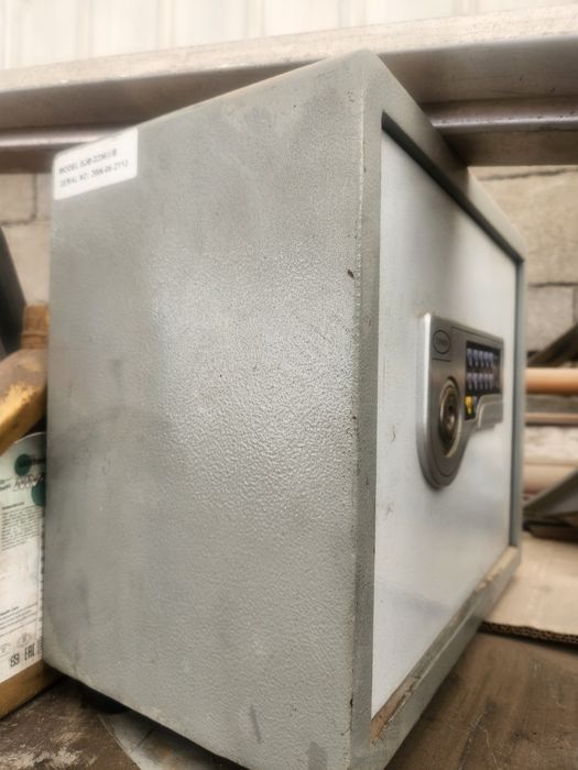 Продам небольшой сейф