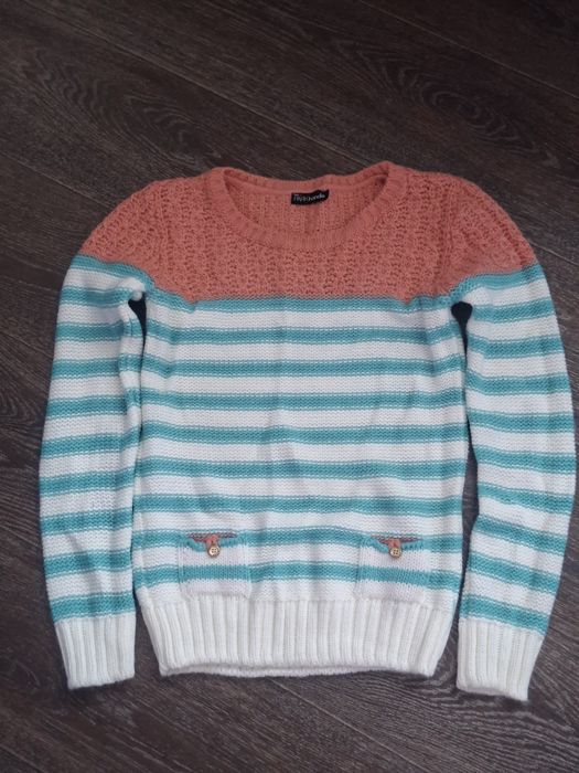 Отдам бесплатно  Жилетка, и три кофты за ФРУКТЫ.