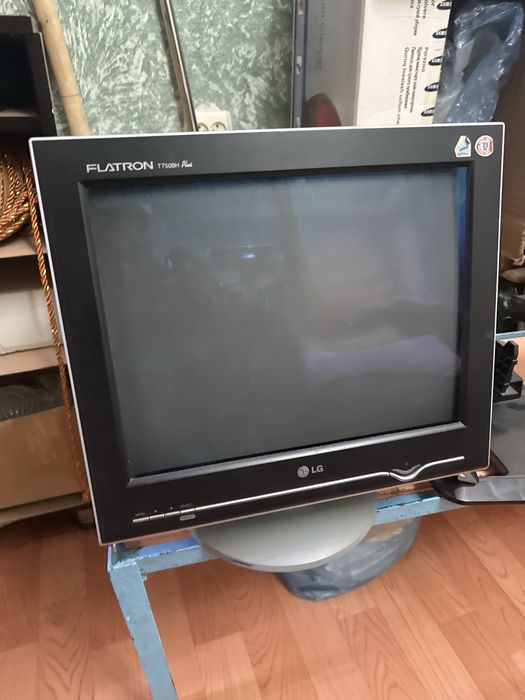 Монитор старого образца с задней частью рабочий цветной качество изобр