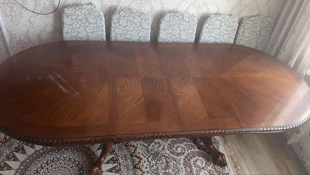 Стол деревянный.