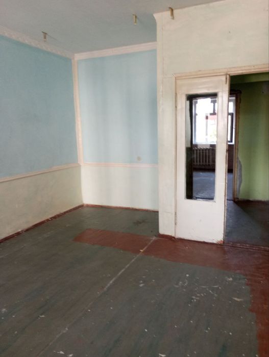 Срочно продается 2 комнатная квартира. Этаж 2.  Район 5/1.