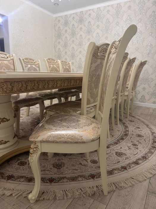 Продаем стол со стульями