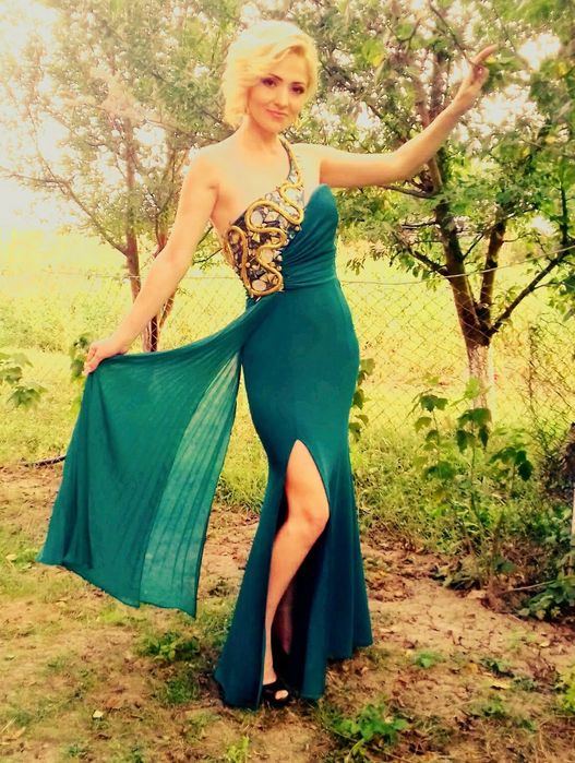 Rochie verde elegantă cu pietricele și aplicații