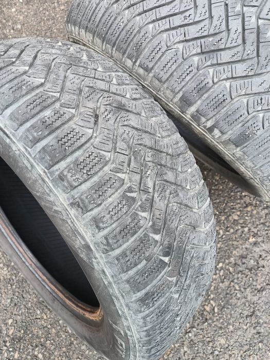 Vând anvelope 215 60 R16