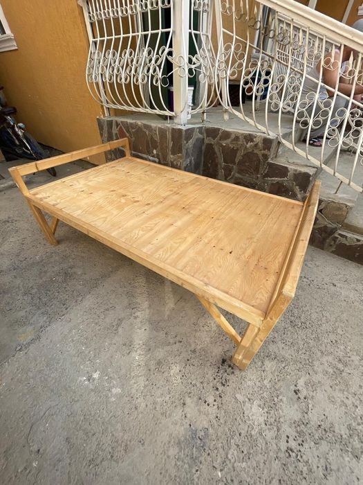 Деревянная кровать