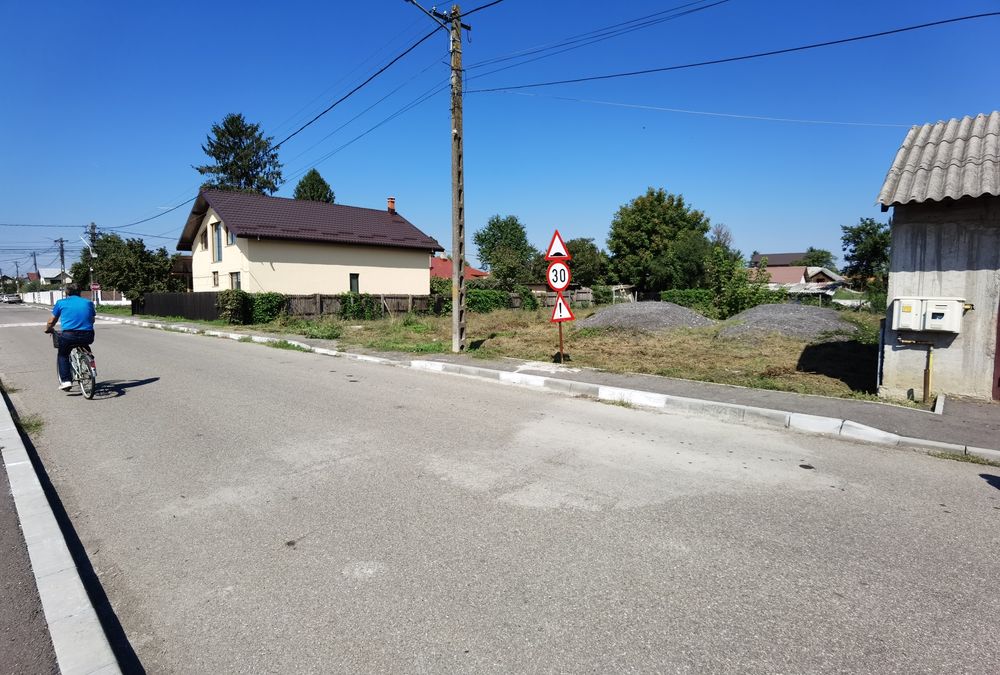 Vand teren de casa intravilan central 24 ml deschidere