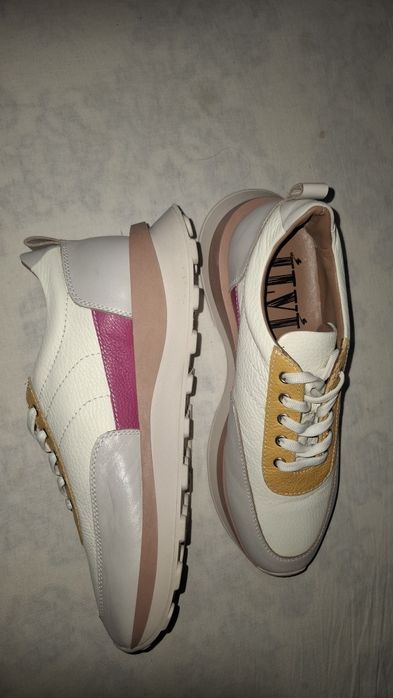 Женские кроссовки