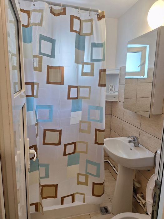 Garsonieră de vânzare 
Vând garsonieră situată la parter, în zona Deal din Pașcani, cu suprafața de 22 mp.
Garsoniera este renovat