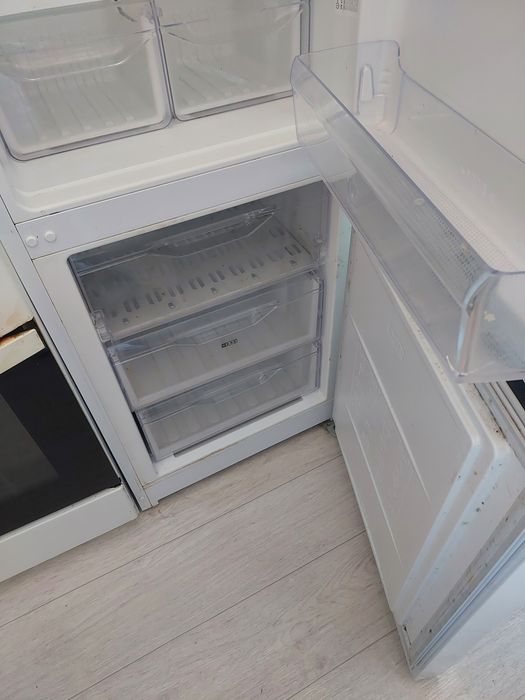 Продам холодильник Indesit