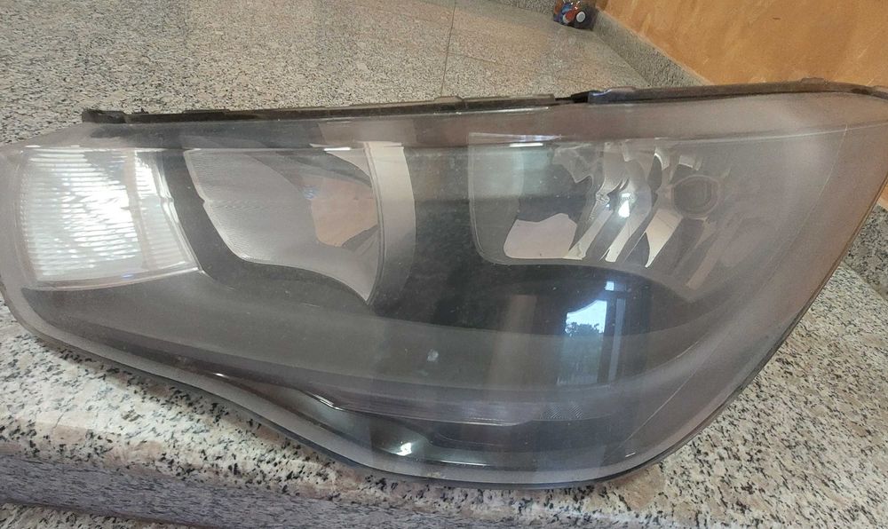 Ляв фар за audi a1