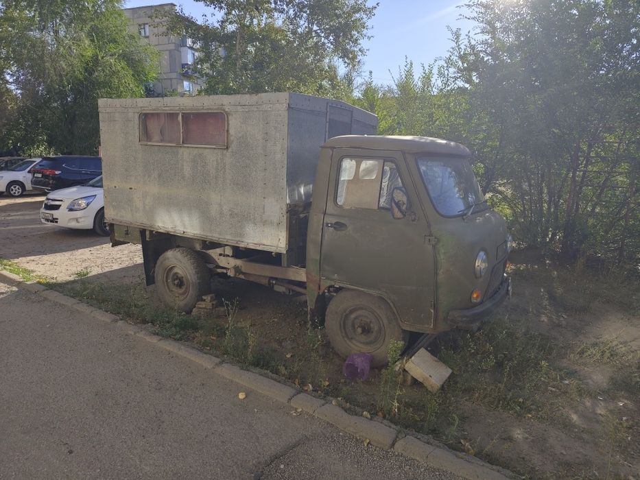 УАЗ 452 с фургоном.