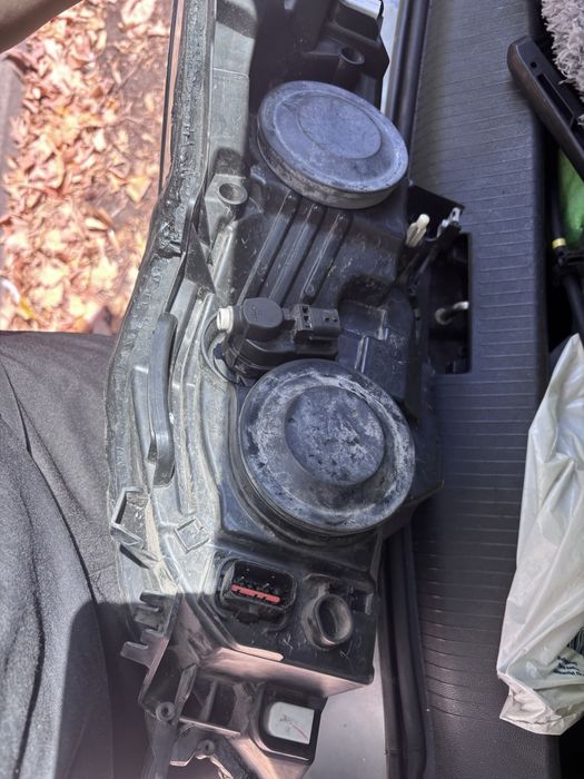 Продавам десен фар за Пежо 508