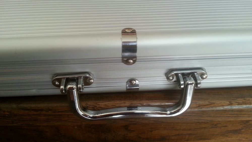 Set poker cu 500 jetoane imprimate. Cutie aluminiu. Produs nou!