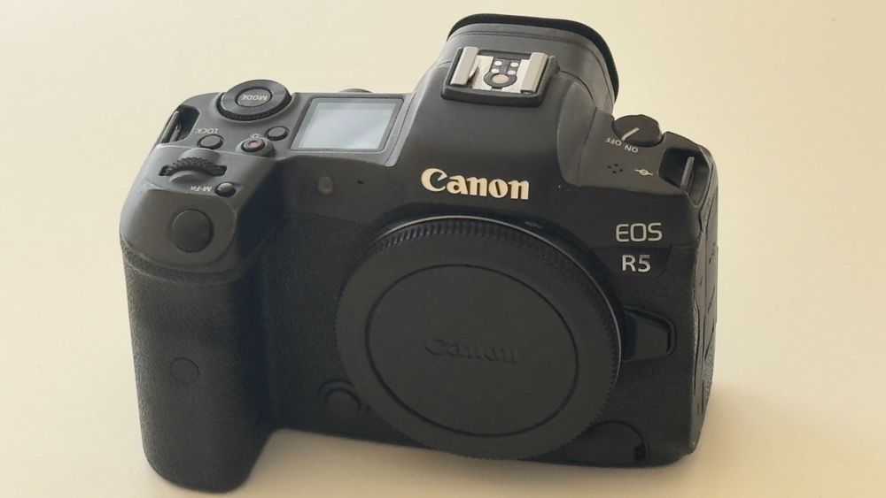 Фотоапарат Canon EOS R5 тяло с оригиналната батерия