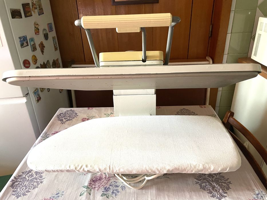 Утюг- пресс для домашнего использования.