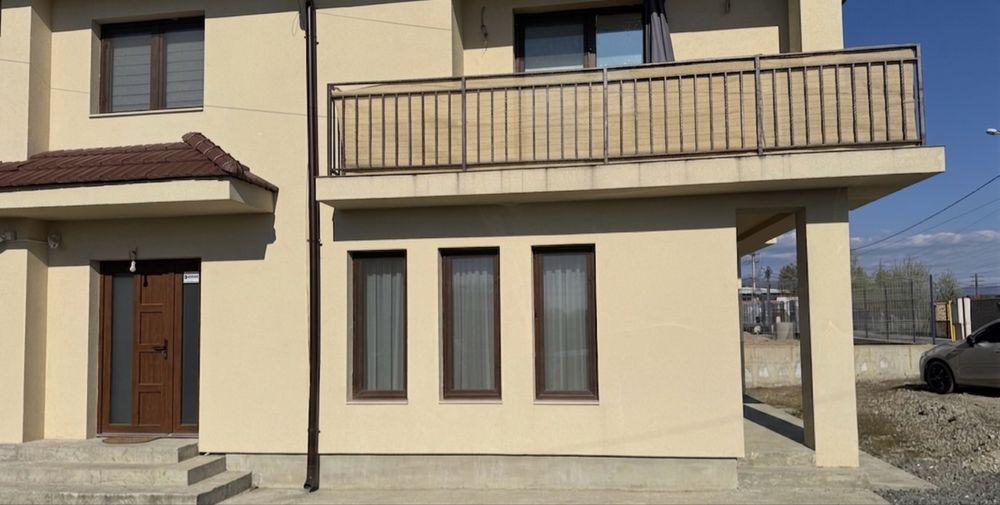 Casă Modernă în Zona Castelului Transilvania – Eleganță și Liniște