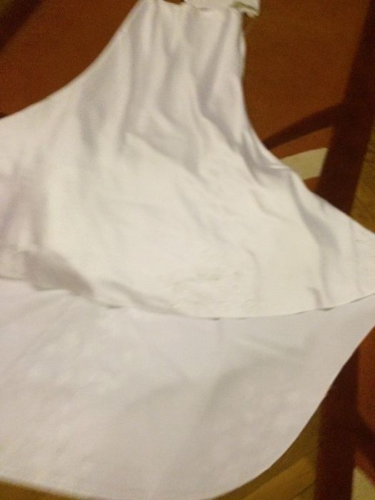 Rochie mireasa facuta la comanda. Are detalii de dantela si strasuri