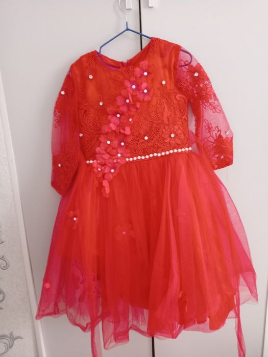 Продам нарядные платья