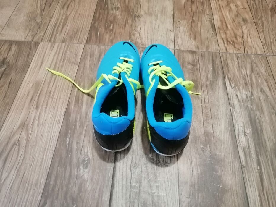 Детски футболни бутонки NIKE