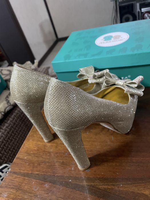 Ofisda baland poshnali tufli kiyish