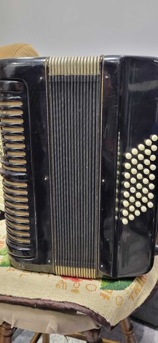 Акордеон WELTMEISTER 40 баса с куфар