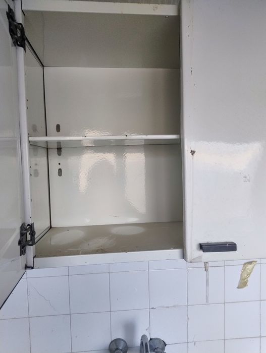 Продавам метални шкафове