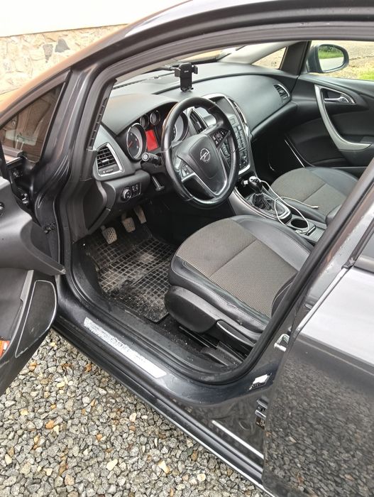 Vând Opel Astra J Sports Tourer 1.7 cdti 2012