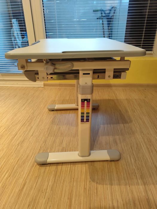 Продавам детско ергономично бюро