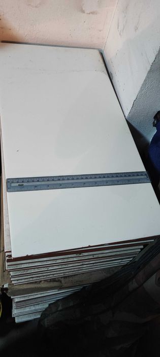 Vând gresie  ramase în urma renovarii