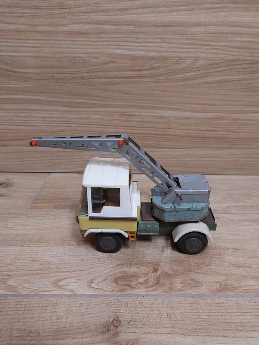 Стара метална играчка камионче