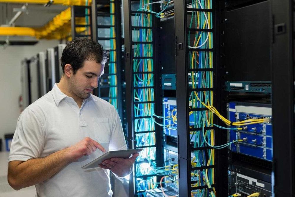 Программист IT специалист айтишник выезд 1С сервер программы