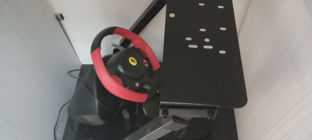 Vând Xbox one+ volan Ferrari și scaun cu pedale
