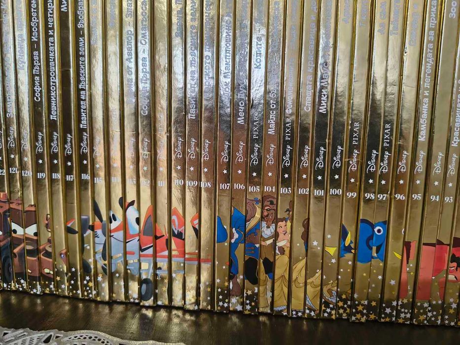 Продавам книжки на Дисни