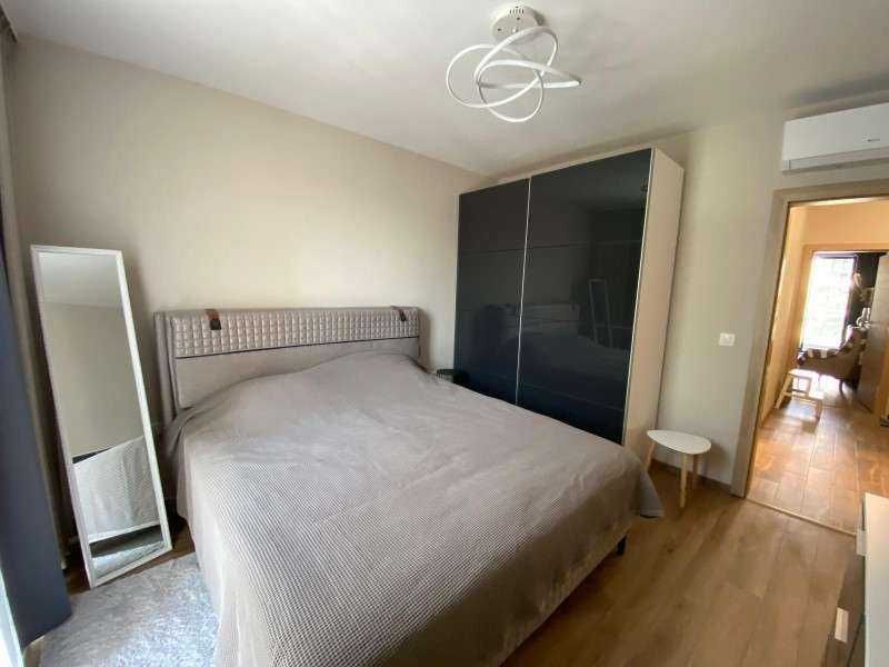 Продава се Двустаен апартамент в Варна, Цветен квартал - 70 кв.м за 3858 €/кв.м - Снимка #4