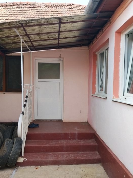 Ofer apartament cu o cameră,La curte.