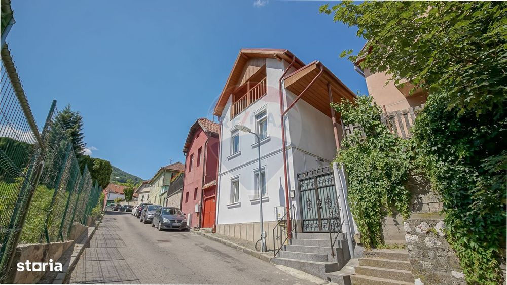 Casă falnică, curte individuală, langă Piața Unirii, în inima Scheilor
