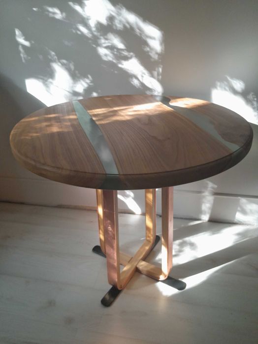 Стол из дерева с эпоксидной смолы