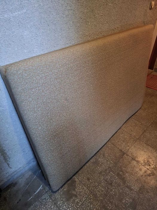 Еднолицев матрак с дървена рамка.
Цена 30лв.