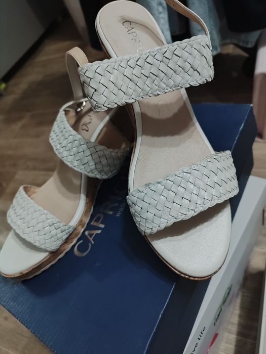 Продам босоножки новые