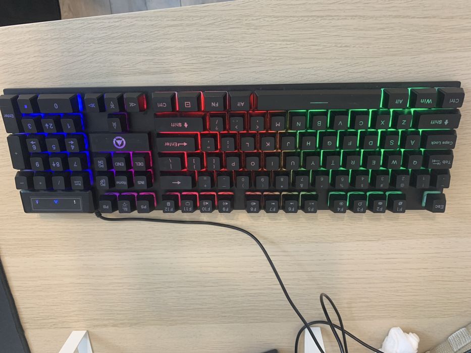 Tastatura 100% cu fir