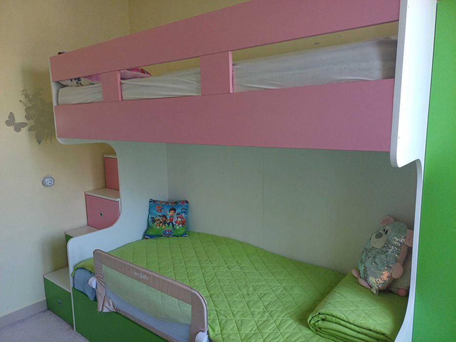 Двуетажно легло с гардероб