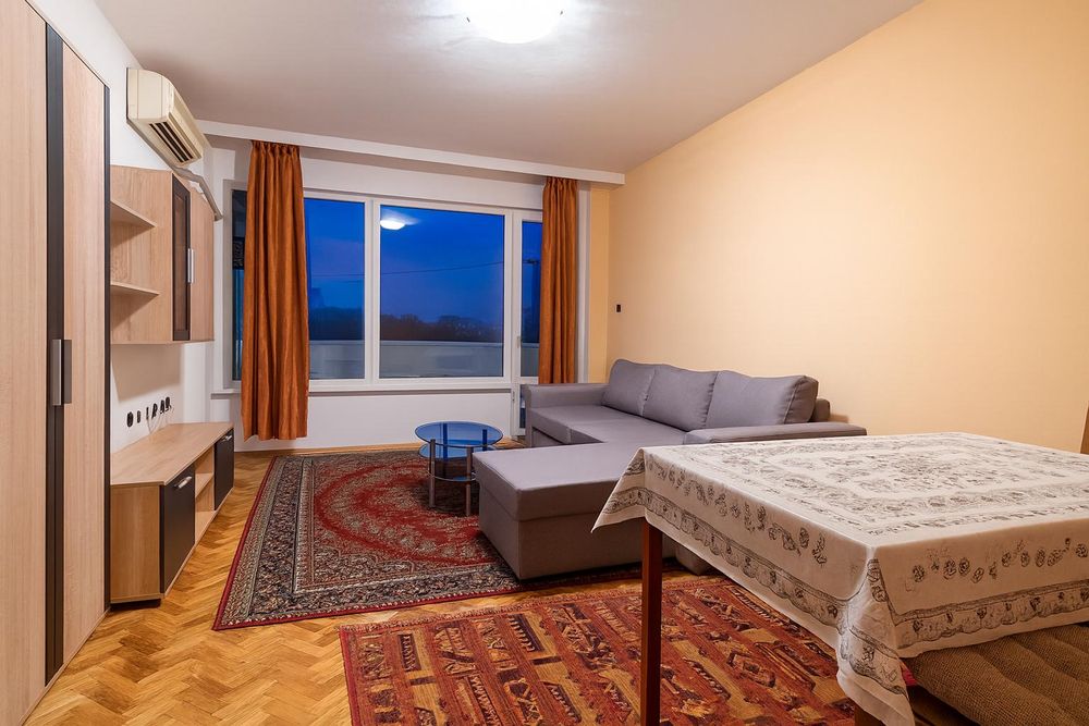 Дава се под наем Двустаен апартамент в Пловдив, Център - 60 кв.м за 459 € - Снимка #1