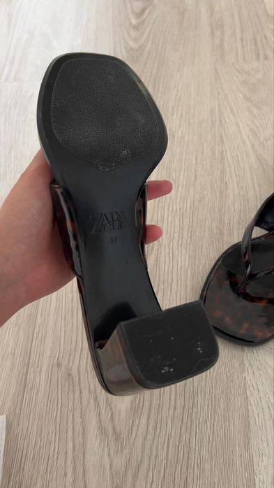 Сандали на каблуке