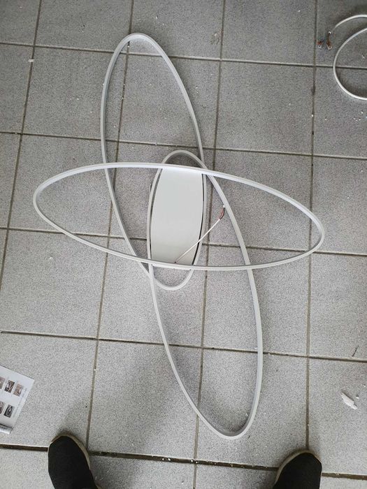Двойни пръстени Бяла LED лампа за таван с Размер 130/85 със дистанционно 260 черна и бяла
Висококачествен метал и акрил,