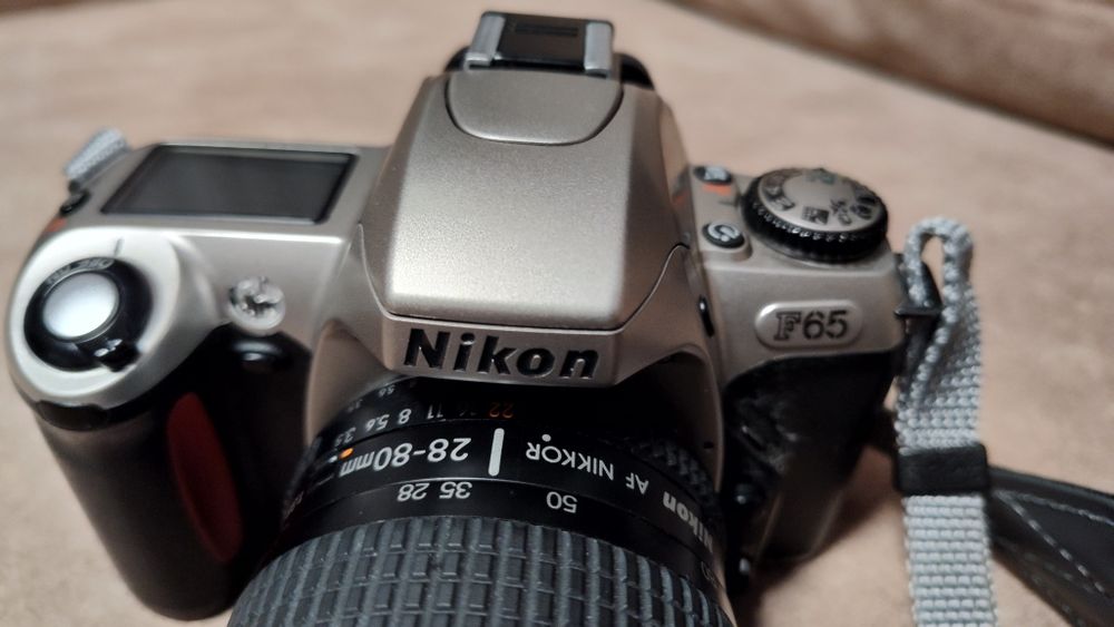 Лентов фотоапарат Nikon F65 с обектив 28-80/ 3.5-5.6 D