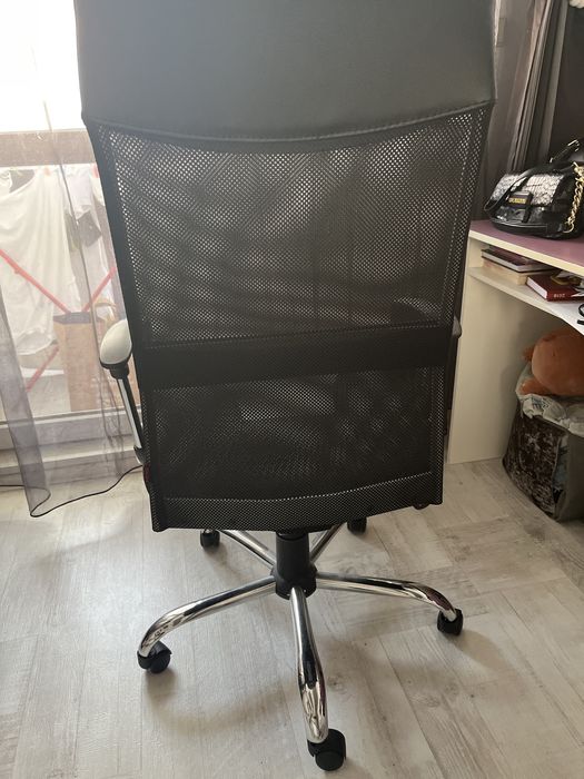 Офис стол с люлеещ се механизъм