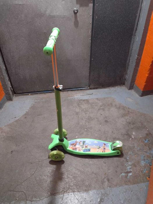 Продам Самокат трехколесный