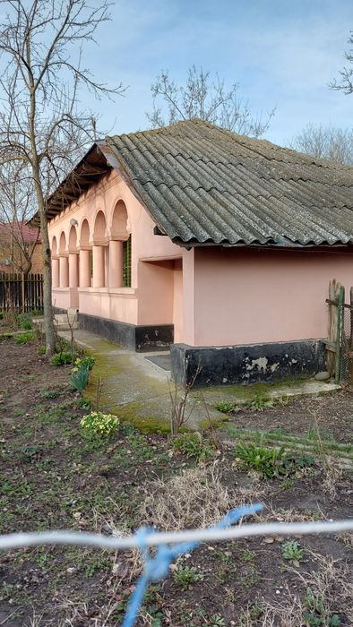 Casa bătrâneasca de vânzare